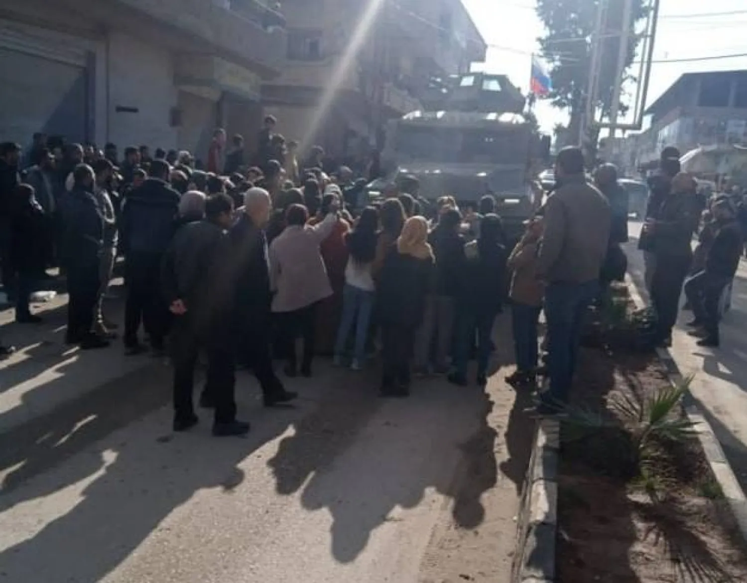 أهالي الدرباسية يعترضون دورية روسية مطالبين بوقف الهجمات التركية (منصة إكس)