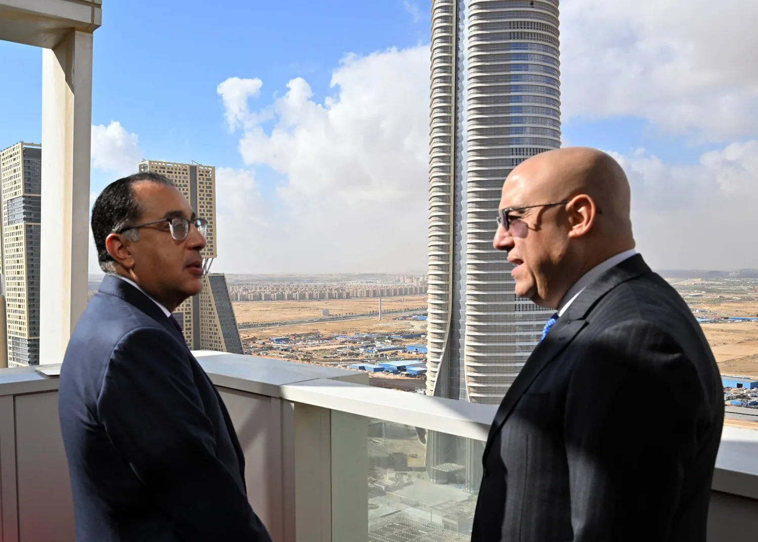 رئيس الوزراء المصري مصطفى مدبولي (يسار) يشاهد أحدث مشاريع العاصمة الجديدة (رئاسة الوزراء)