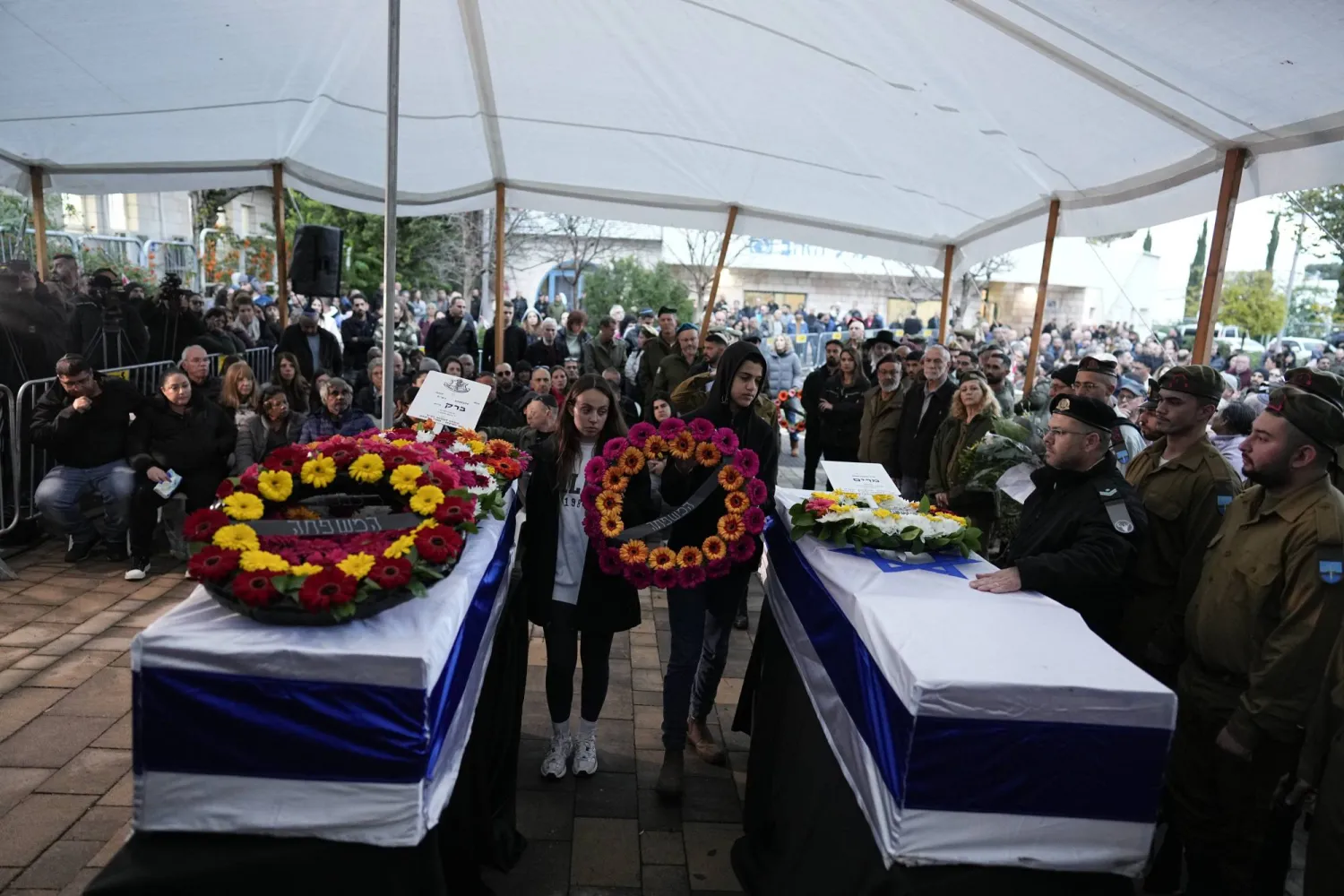 إسرائيليون يشيعون شخصين قُتلا بصاروخ أطلقه «حزب الله» الأحد باتجاه يوفال (أ.ب)