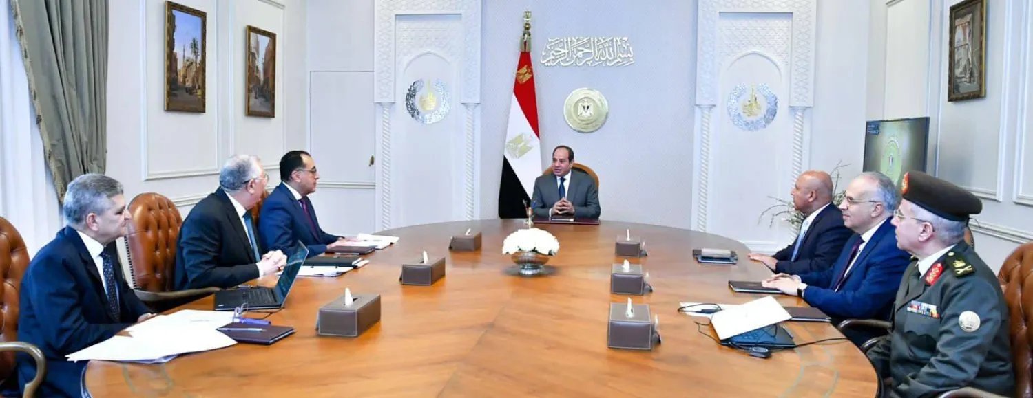 Sisi, daha önceki bir toplantıda Medbuli ve bazı bakanlarla (Mısır Cumhurbaşkanlığı)