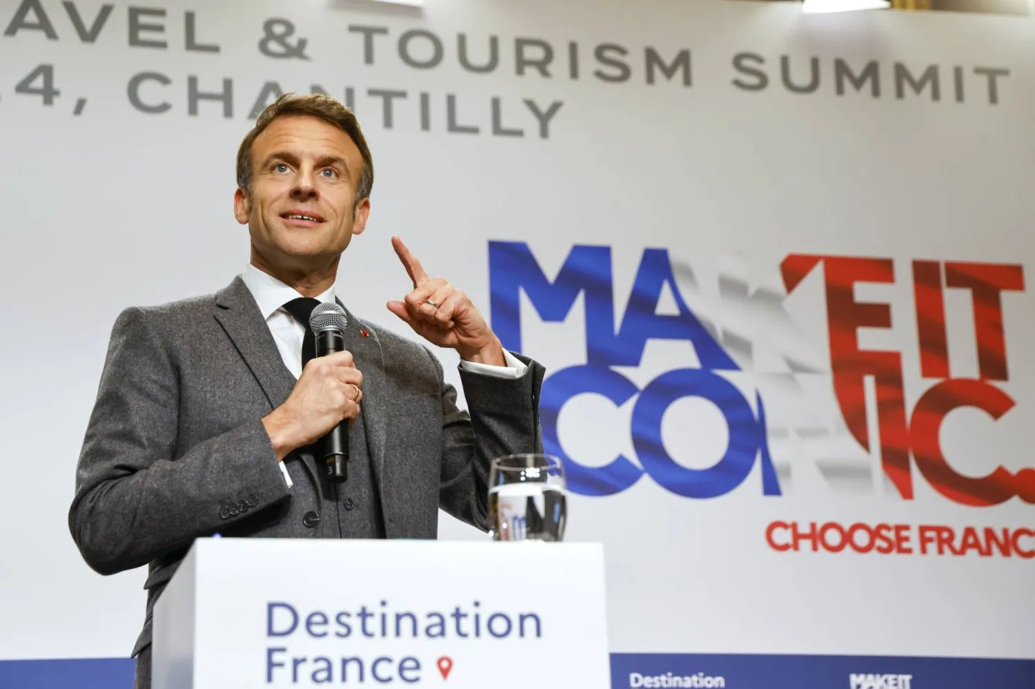 Fransa Cumhurbaşkanı Emmanuel Macron, 11 Ocak'ta Paris'te turizm sektörüne destek konuşması yaparken (EPA)