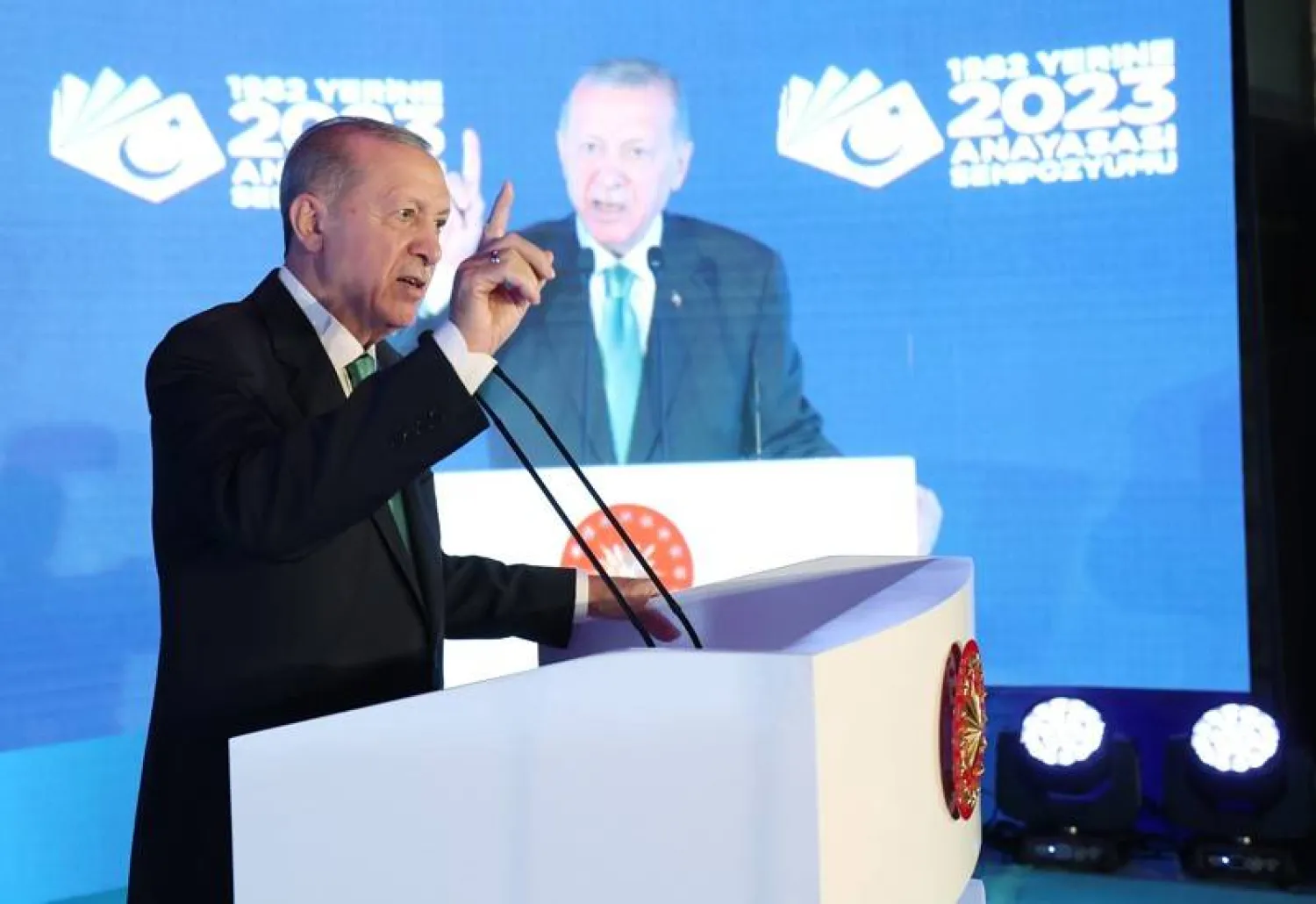 إردوغان متحدثاً أمام ندوة نظّمتها الرئاسة التركية في أنقرة حول الدستور الجديد (الرئاسة التركية)