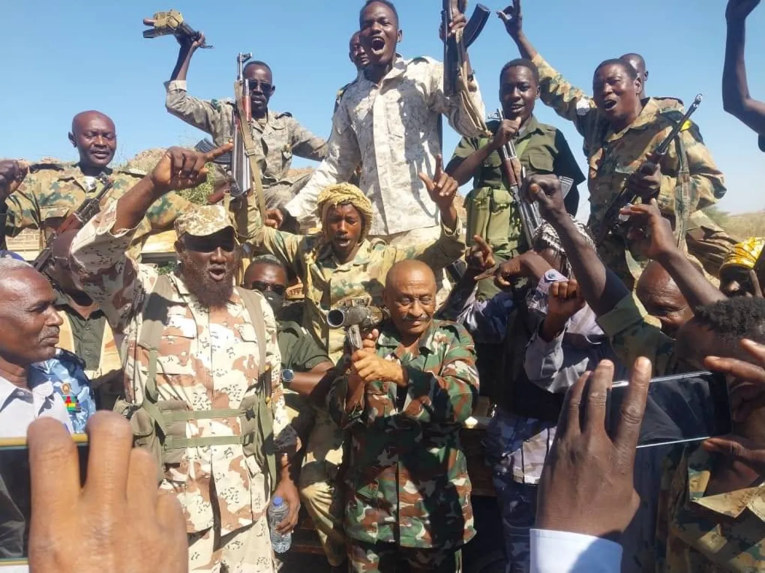 والي ولاية القضارف السودانية (الأحد) وسط تجمع من مؤيدي الجيش (سونا)