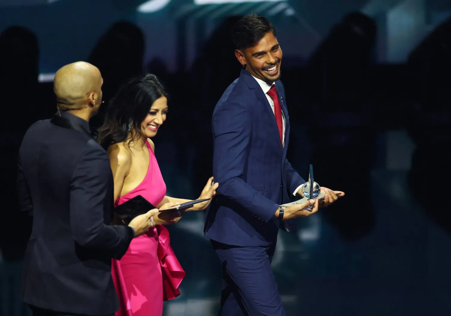  مادروجا لدى تتويجه بالجائزة (رويترز)