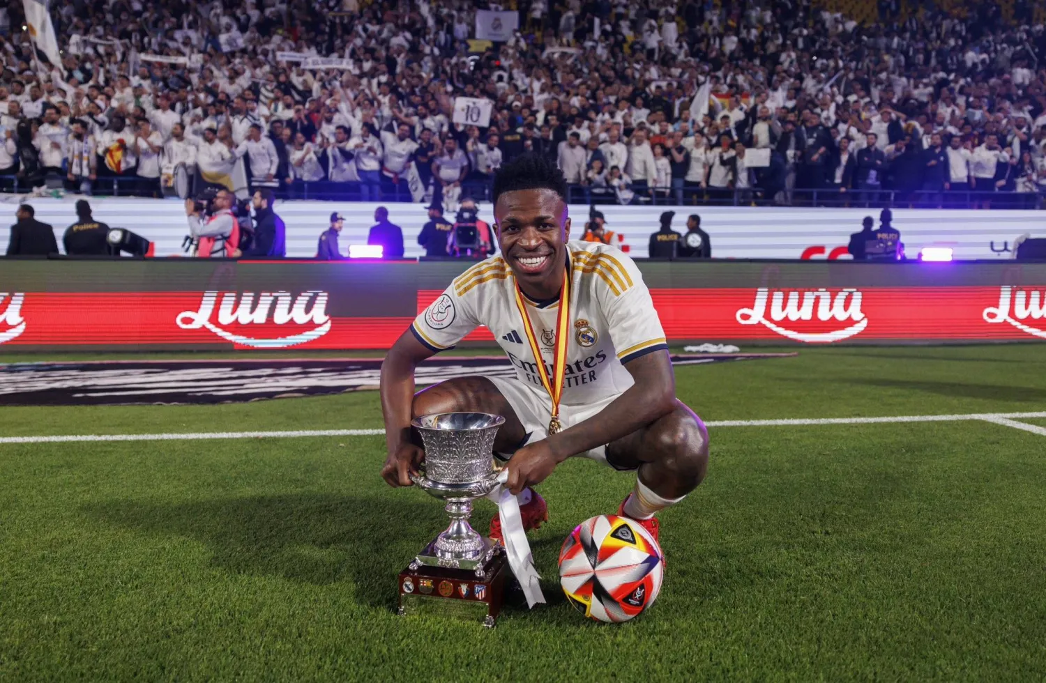 فينيسيوس محتفلاً بكأس السوبر على ملعب الأول بارك (الشرق الأوسط)