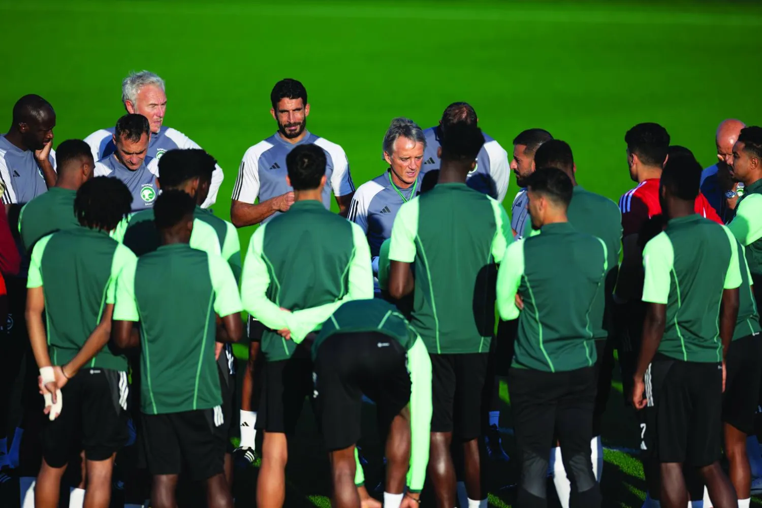 
مانشيني خلال اجتماعه بلاعبي «الأخضر» في التدريبات الأخيرة قبل مواجهة عمان (المنتخب السعودي)