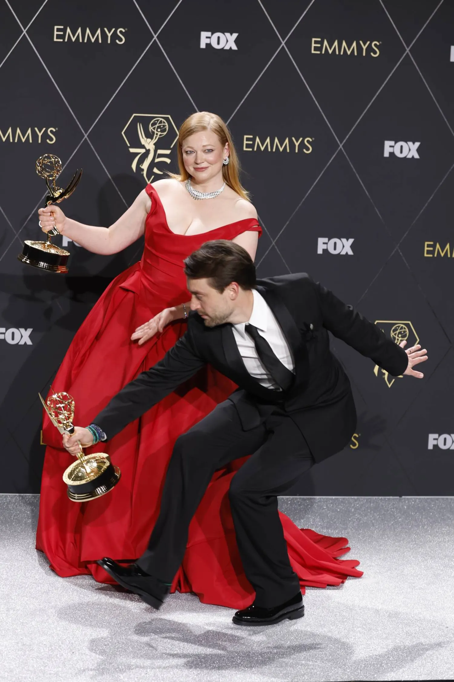 الممثلة الأسترالية سارة سنوك والأميركي كيران كالكن يحتفلان بالجوائز (إ.ب.أ)