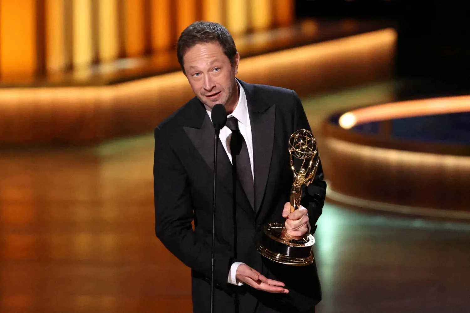 إيبون موس - باشراش يتسلم جائزة أفضل ممثل مساعد في مسلسل كوميدي عن مسلسل «The Bear» (رويترز)