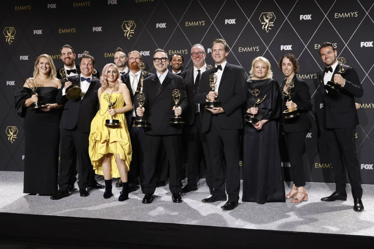 المخرج الكندي - البريطاني ديفيد فورنيش (وسط) والفائزون بجائزة التنوع المتميز عن فيلم «Elton John Live: Farewell From Dodger Stadium» (إ.ب.أ)