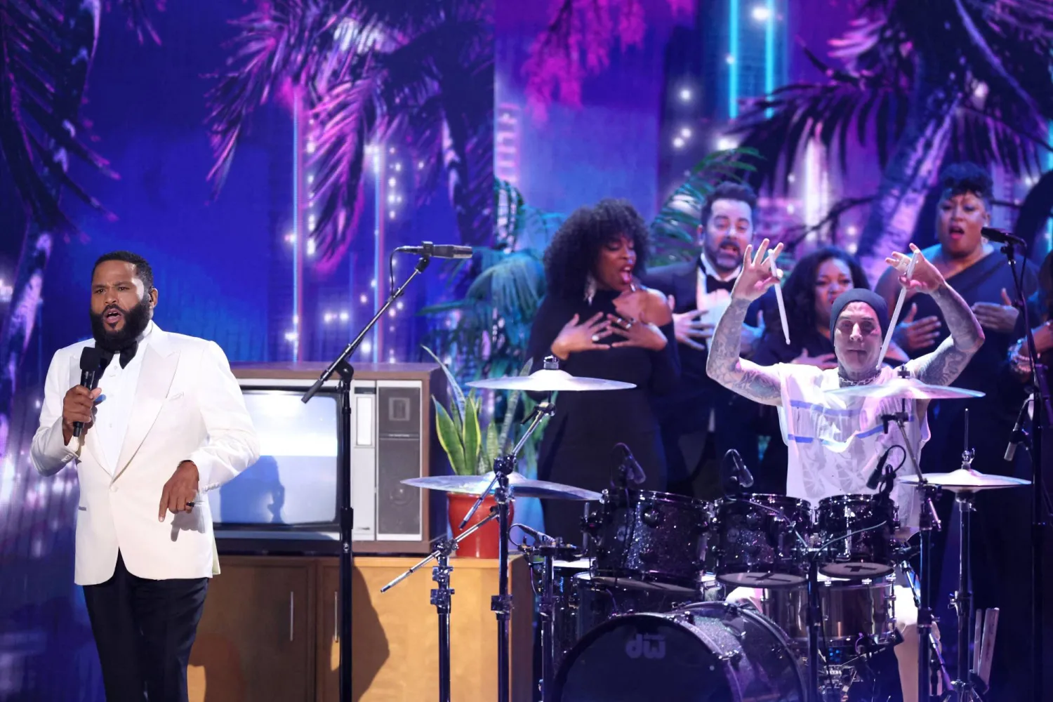 أنتوني أندرسون وترافيس باركر خلال حفل توزيع جوائز «إيمي» (رويترز)