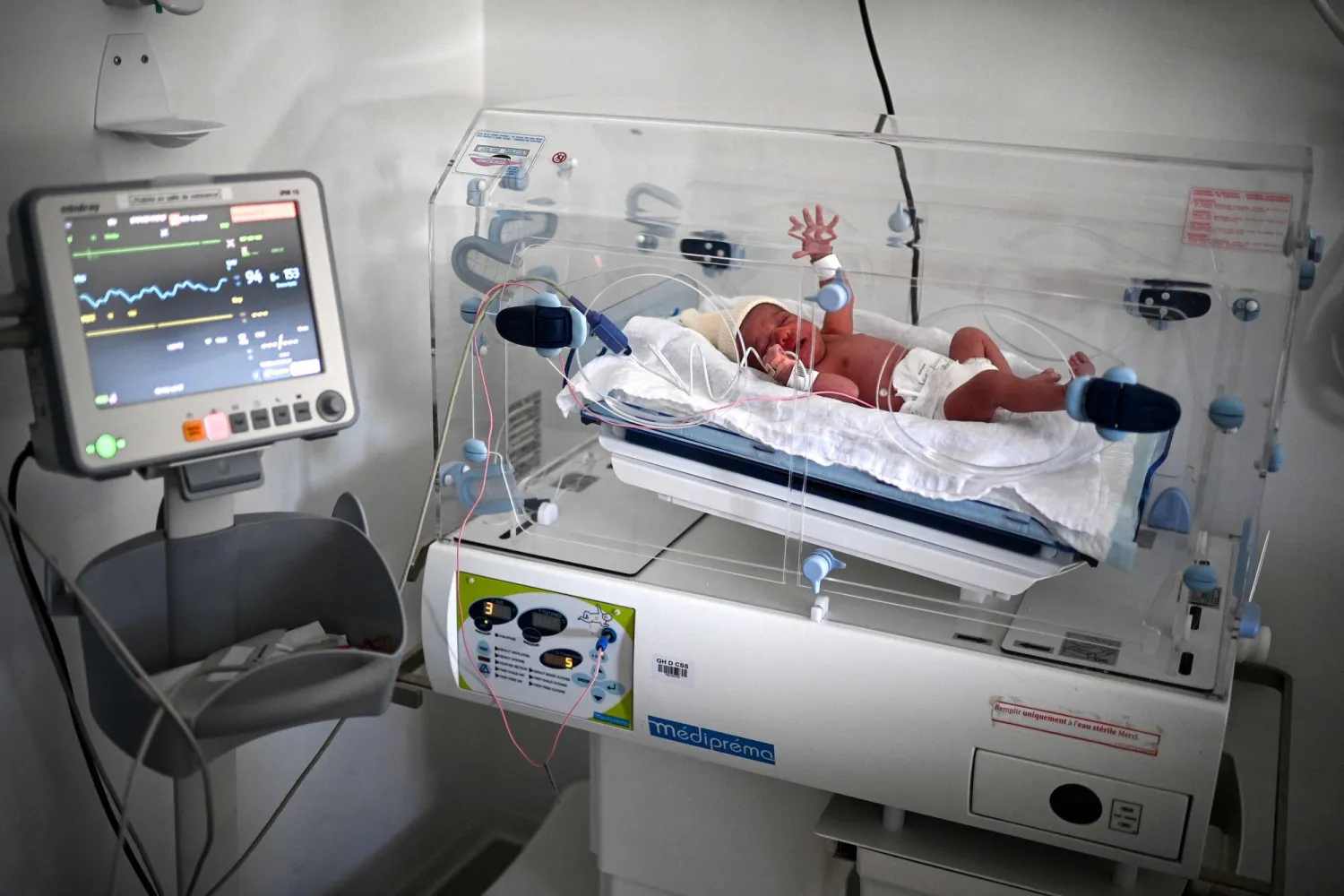 طفل حديث الولادة يرقد في الحاضنة بعد لحظات من ولادته داخل مستشفى بباريس (أ.ف.ب)