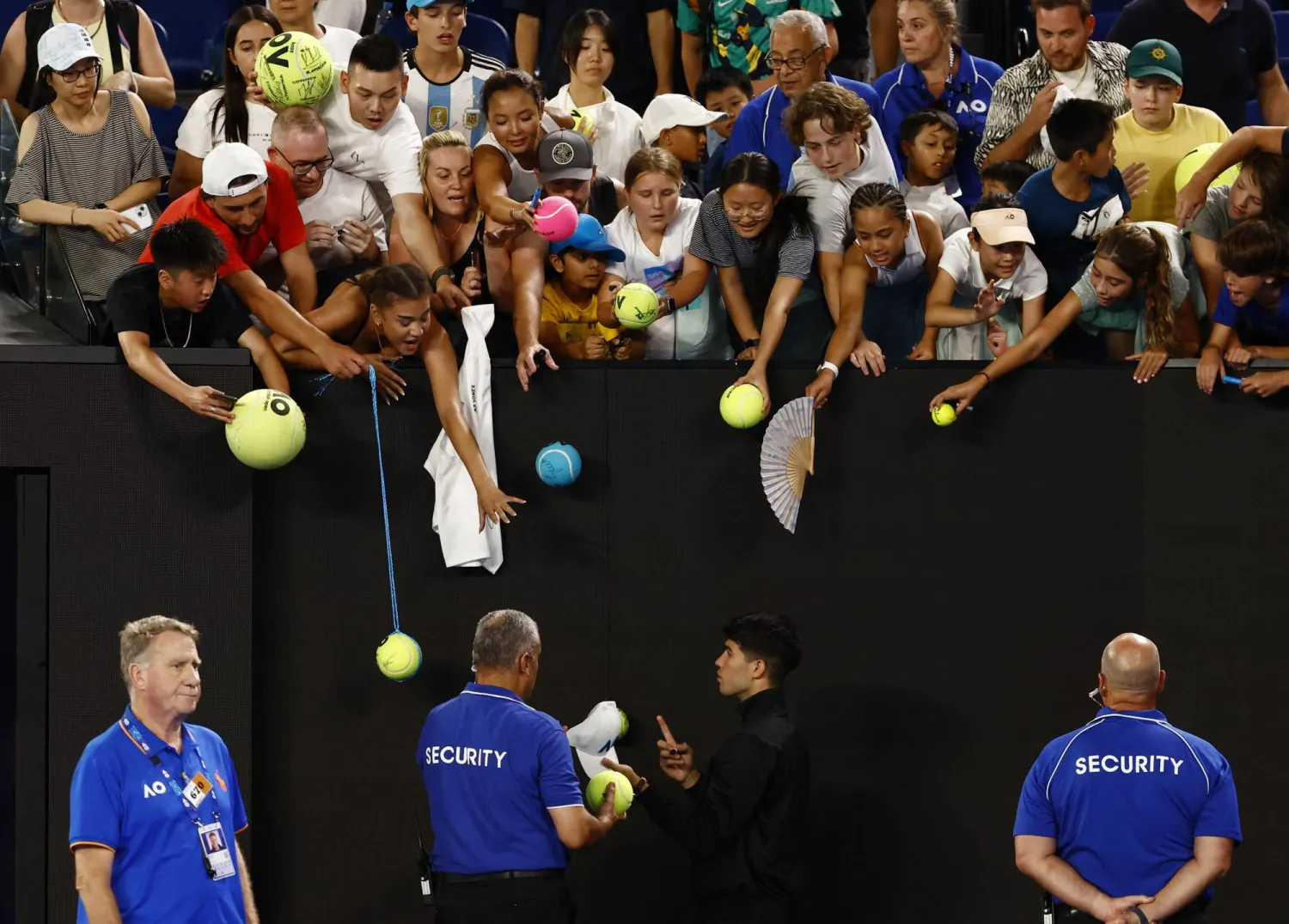 المعجبون اجتمعوا على ألكاراس للحصول على توقيعه بعد المواجهة (رويترز)