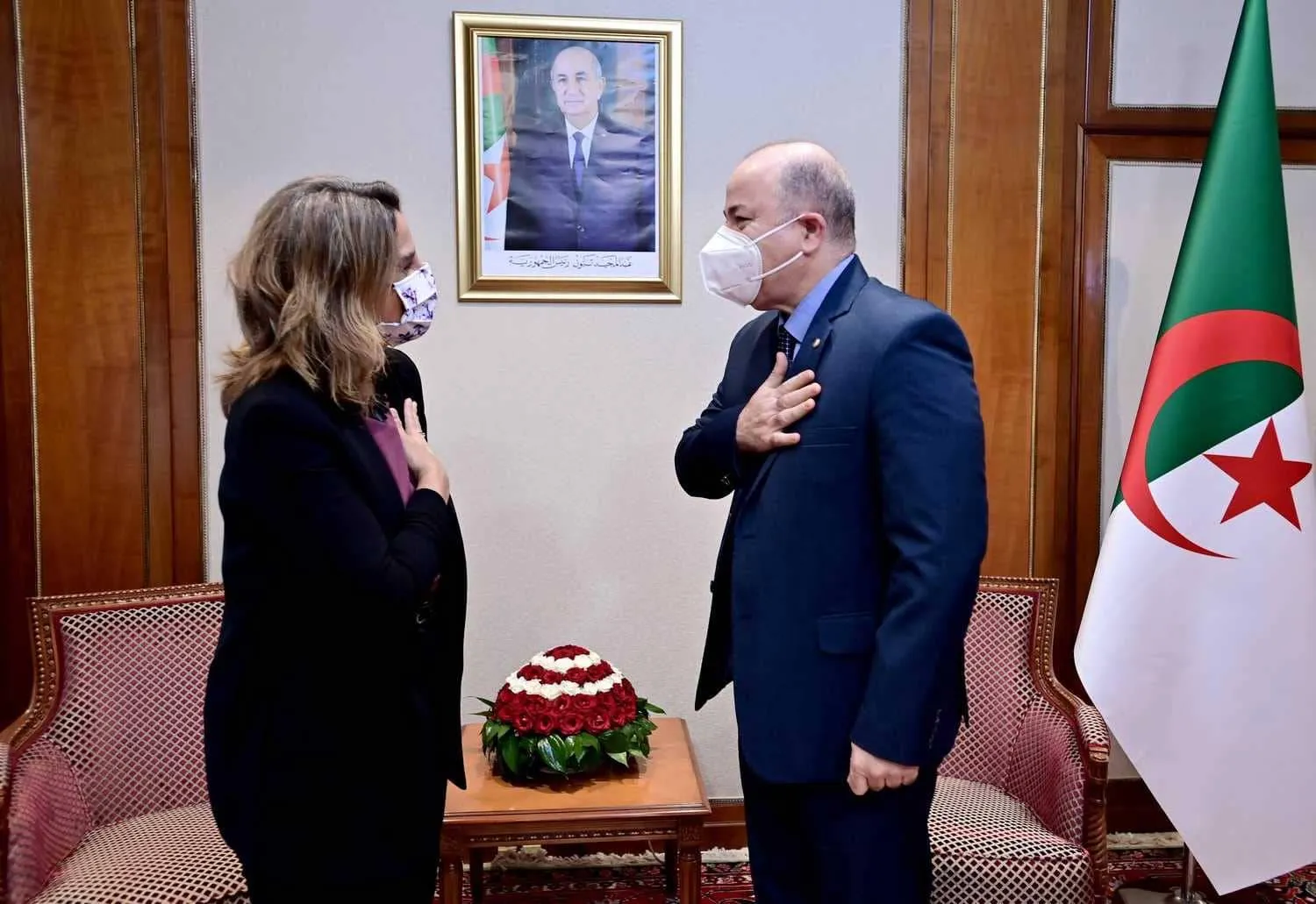 الوزير الأول الجزائري السابق مع وزيرة التحول البيئي الإسبانية في الجزائر يوم 27 أكتوبر 2021 (الرئاسة)