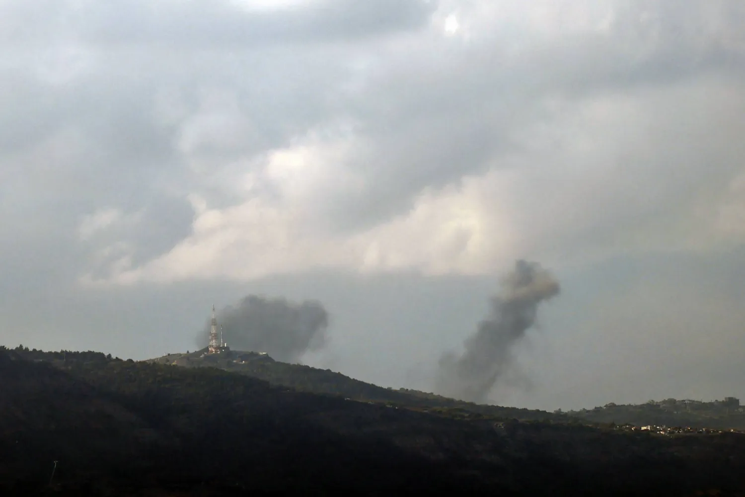 سلسلة مكثفة من الضربات الجوية الإسرائيلية على جنوب لبنان (أ.ف.ب)