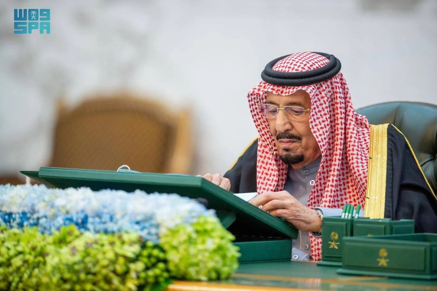 Custodian of the Two Holy Mosques King Salman bin Abdulaziz chairs the cabinet meeting in Riyadh. (SPA)