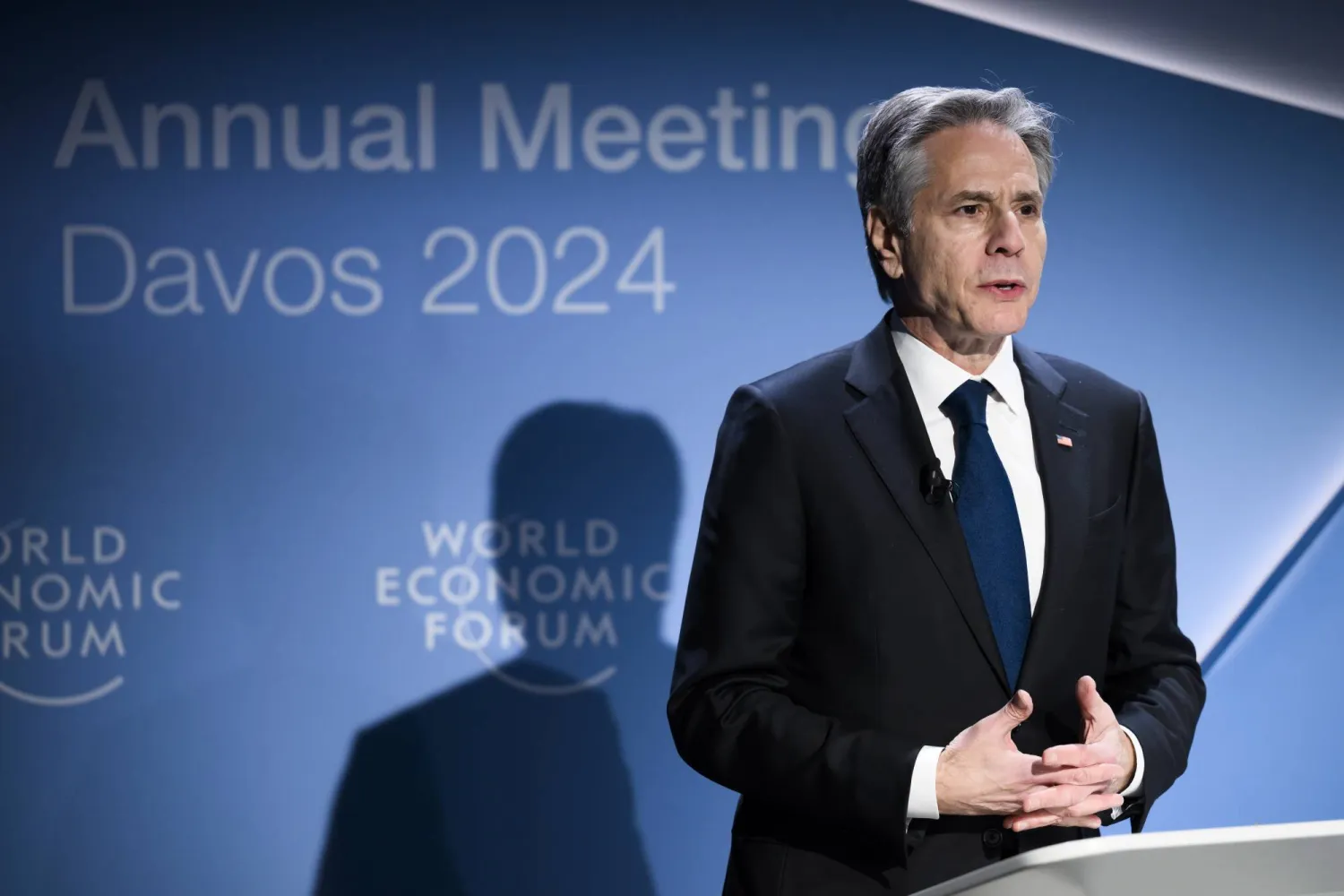 وزير الخارجية الأميركي أنتوني بلينكن يتحدث خلال جلسة نقاش في الاجتماع السنوي الرابع والخمسين للمنتدى الاقتصادي العالمي، في دافوس، سويسرا، في 16 يناير 2024 (إ.ب.أ)