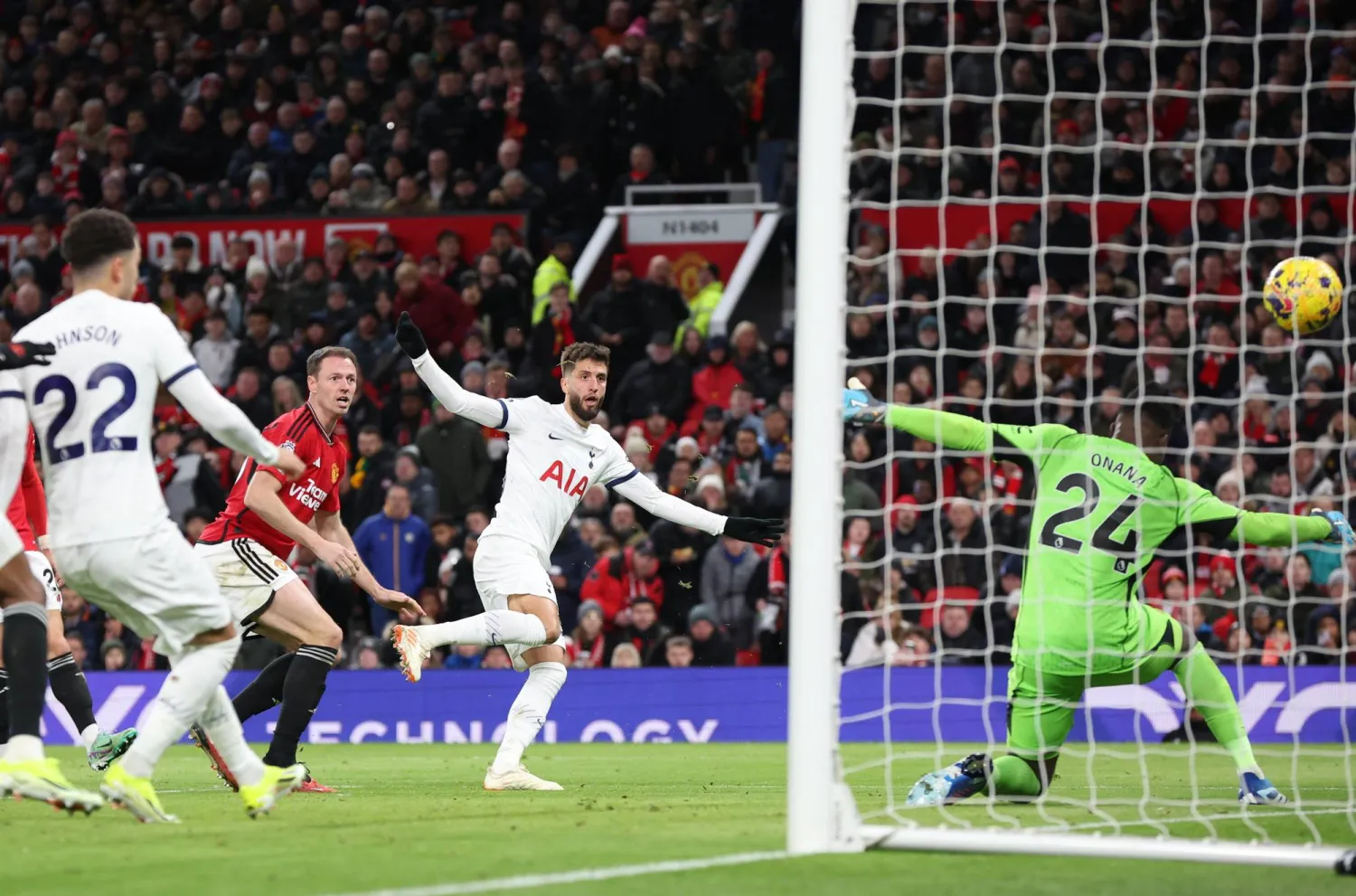 رودريغو بينتانكور يخطف التعادل لتوتنهام على أرض مانشستر يونايتد (إ.ب.أ)