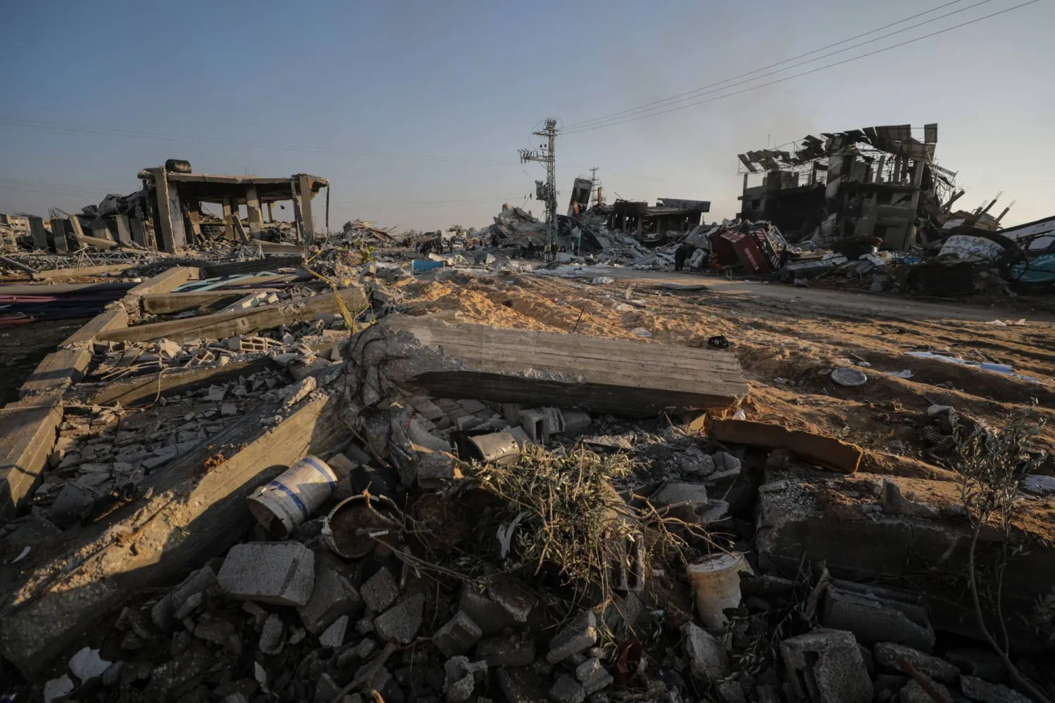 منطقة مدمرة في مخيم النصيرات للاجئين في جنوب قطاع غزة (إ.ب.أ)