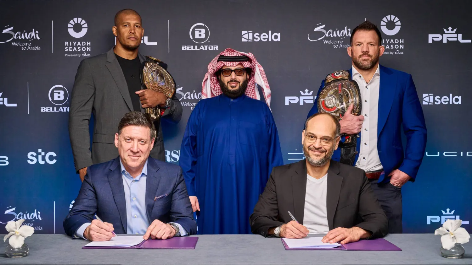 جانب من توقيع عقد الاستضافة... ويبدو المستشار تركي آل الشيخ (الشرق الأوسط)