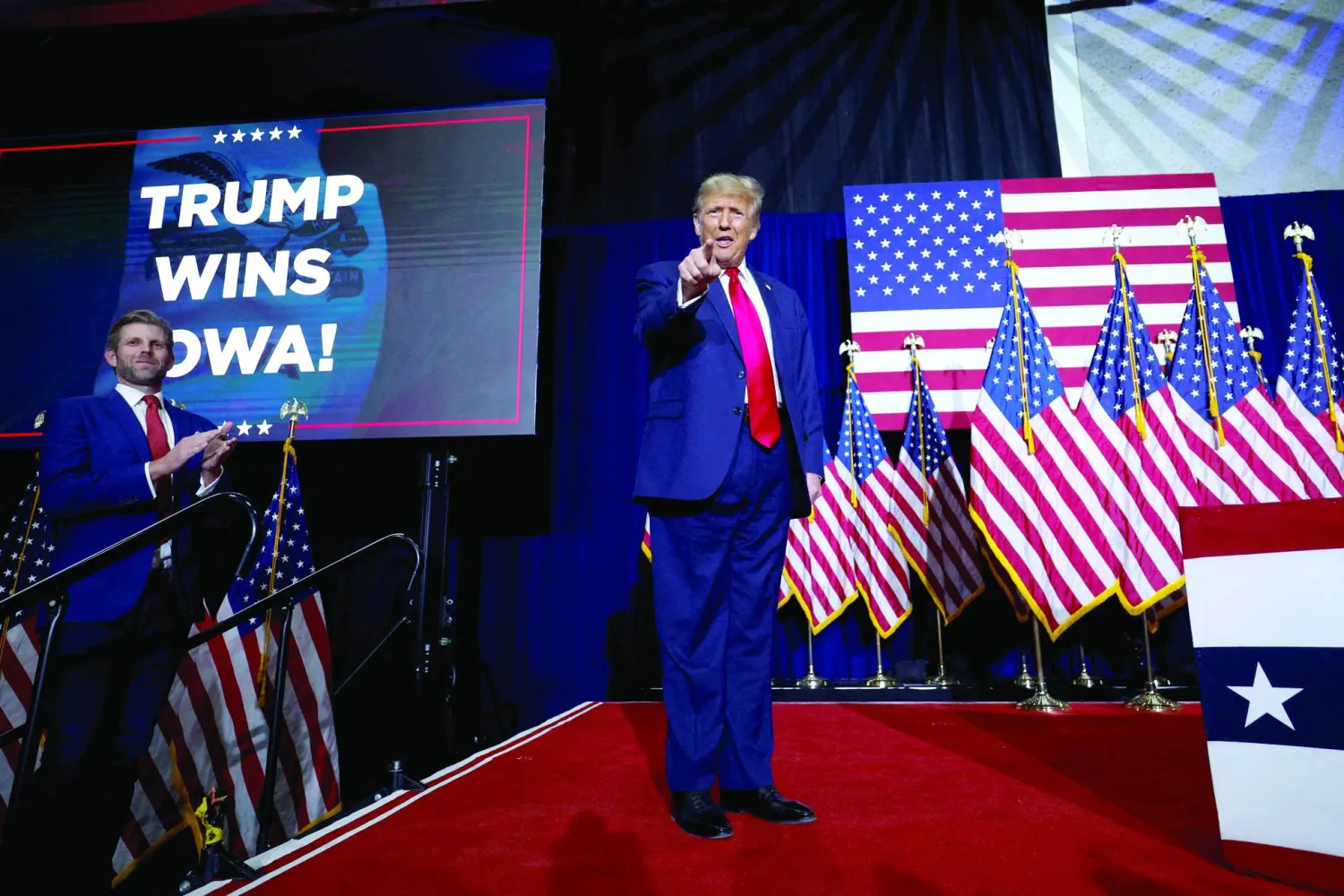 
ترمب بعد فوزه في الانتخابات التمهيدية في أيوا أول من أمس (رويترز)