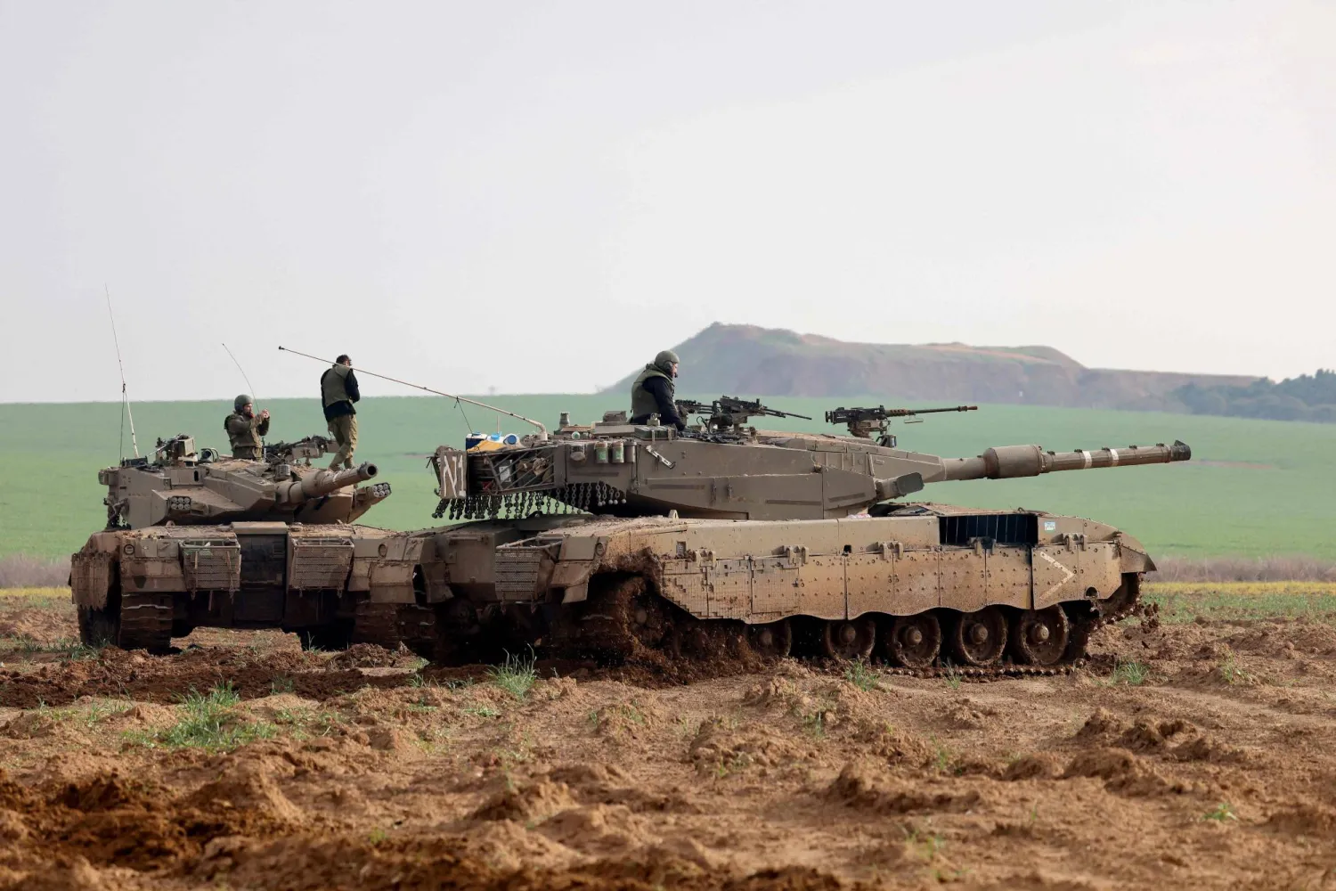 دبابات إسرائيلية تتخذ مواقعها على طول الحدود مع قطاع غزة جنوب إسرائيل اليوم (أ.ف.ب)