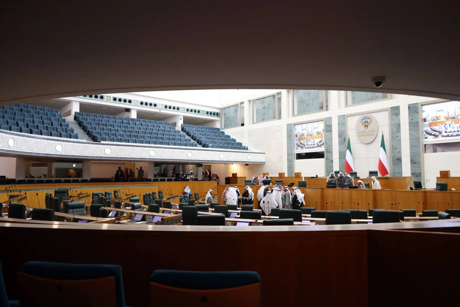 أعضاء البرلمان الكويتي يصلون لحضور جلسة برلمانية في مجلس الأمة في مدينة الكويت (أ.ف.ب)