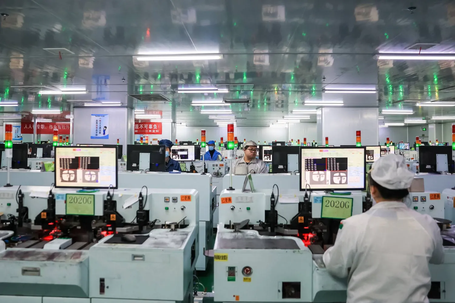 عاملون في أحد مصانع الإلكترونيات في مدينة جوجيناغ وسط الصين (أ.ف.ب)