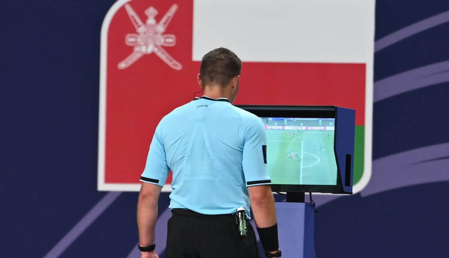 مراجعة تقنية الفيديو المساعد في مباراة السعودية وعُمان (تصوير: بشير صالح)