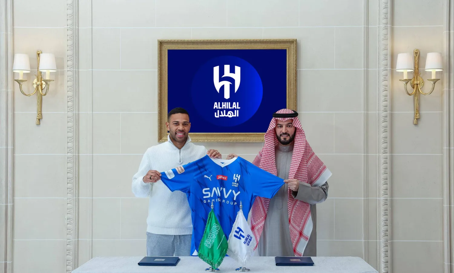 بن نافل رئيس الهلال مع لودي أثناء توقيع العقد (نادي الهلال)