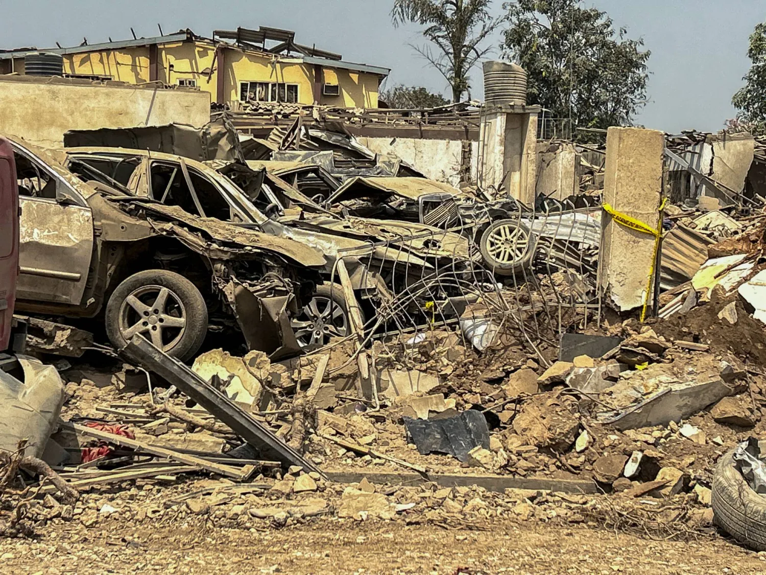 سيارات مدمرة بموقع انفجار في إبادان بنيجيريا يوم 17 يناير 2024 (رويترز)