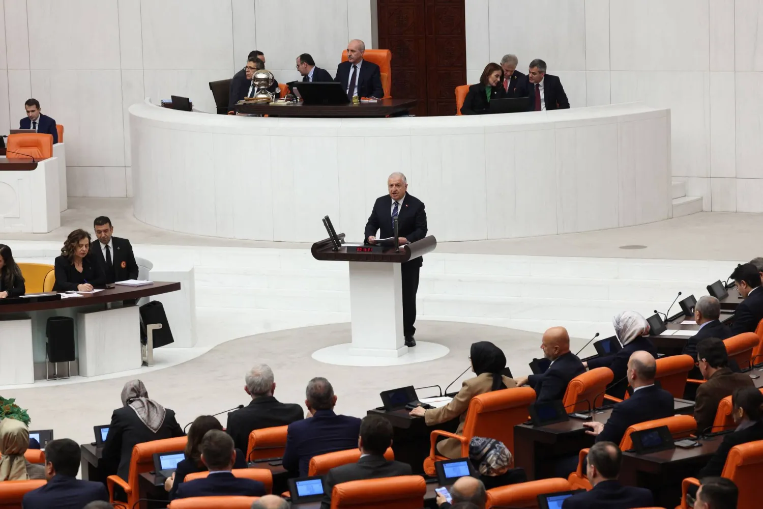 وزير الدفاع التركي يشار غولر يلقي الثلاثاء كلمة في البرلمان التركي حول الإجراءات الأمنية ضد الإرهاب (أ.ف.ب)