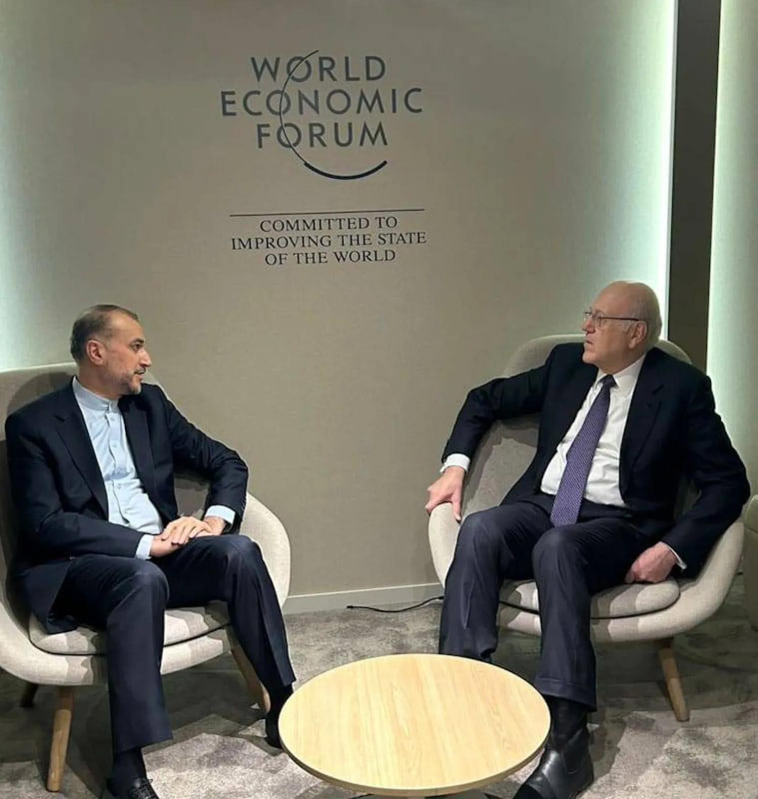 
ميقاتي خلال لقائه وزير خارجية إيران حسين أمير عبداللهيان أثناء مشاركته في «المنتدى الاقتصادي العالمي» في دافوس (موقع رئاسة الحكومة)
