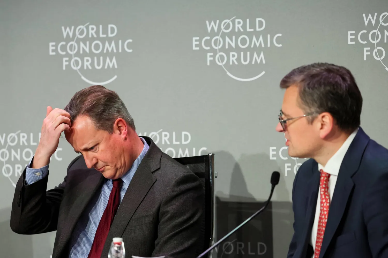 وزير خارجية أوكرانيا (يمين) مع نظيره البريطاني (أ.ب)