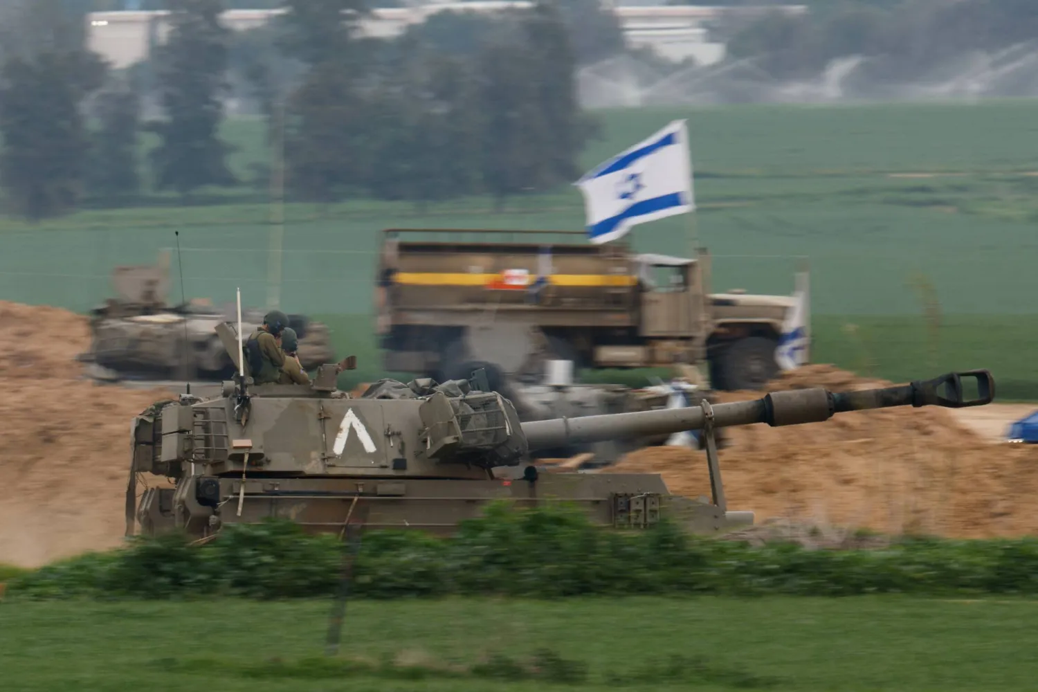 دبابة إسرائيلية عند الحدود مع قطاع غزة (رويترز)