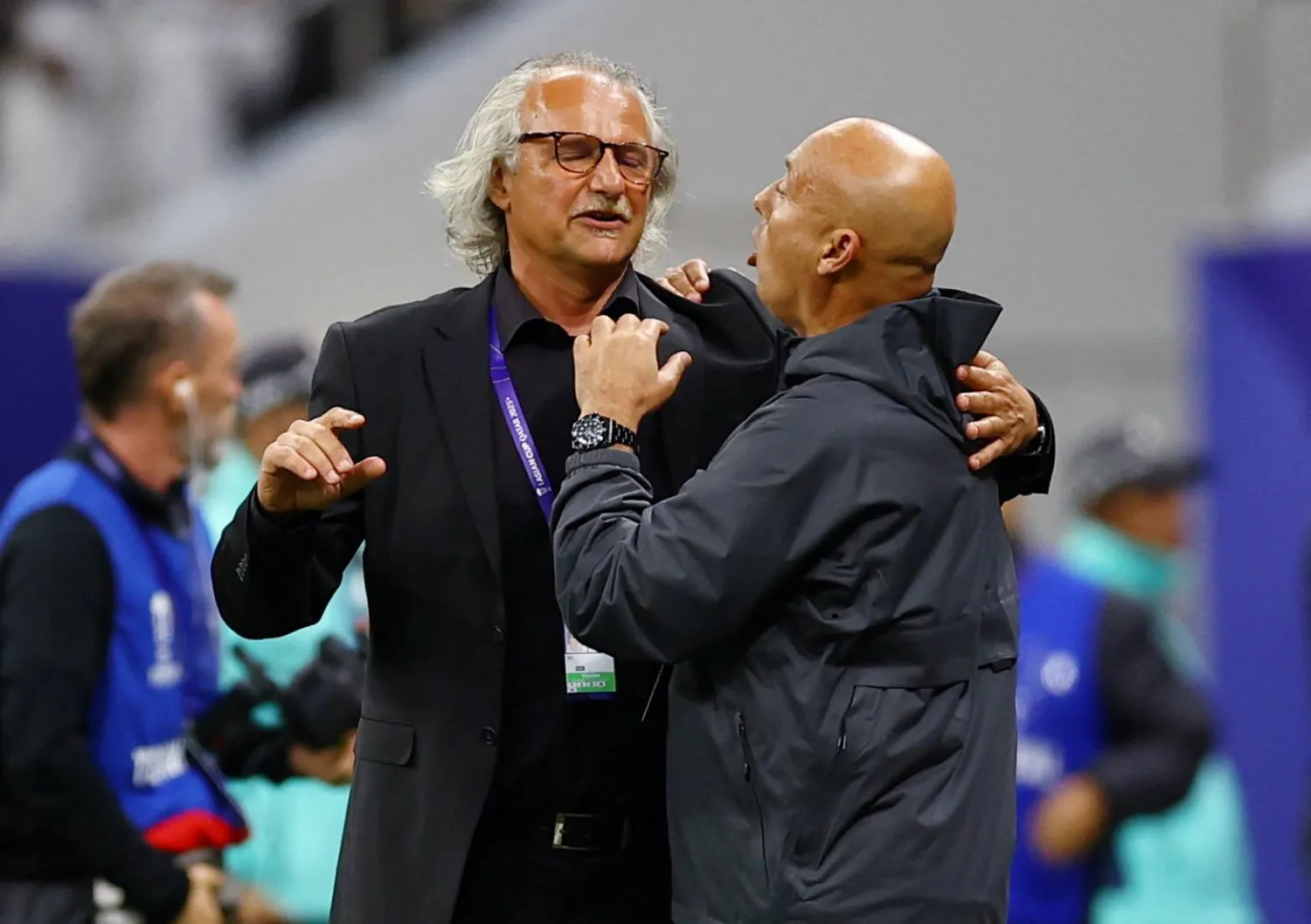 بيتار شيغرت في حديث مع مدرب قطر عقب نهاية المباراة (رويترز)