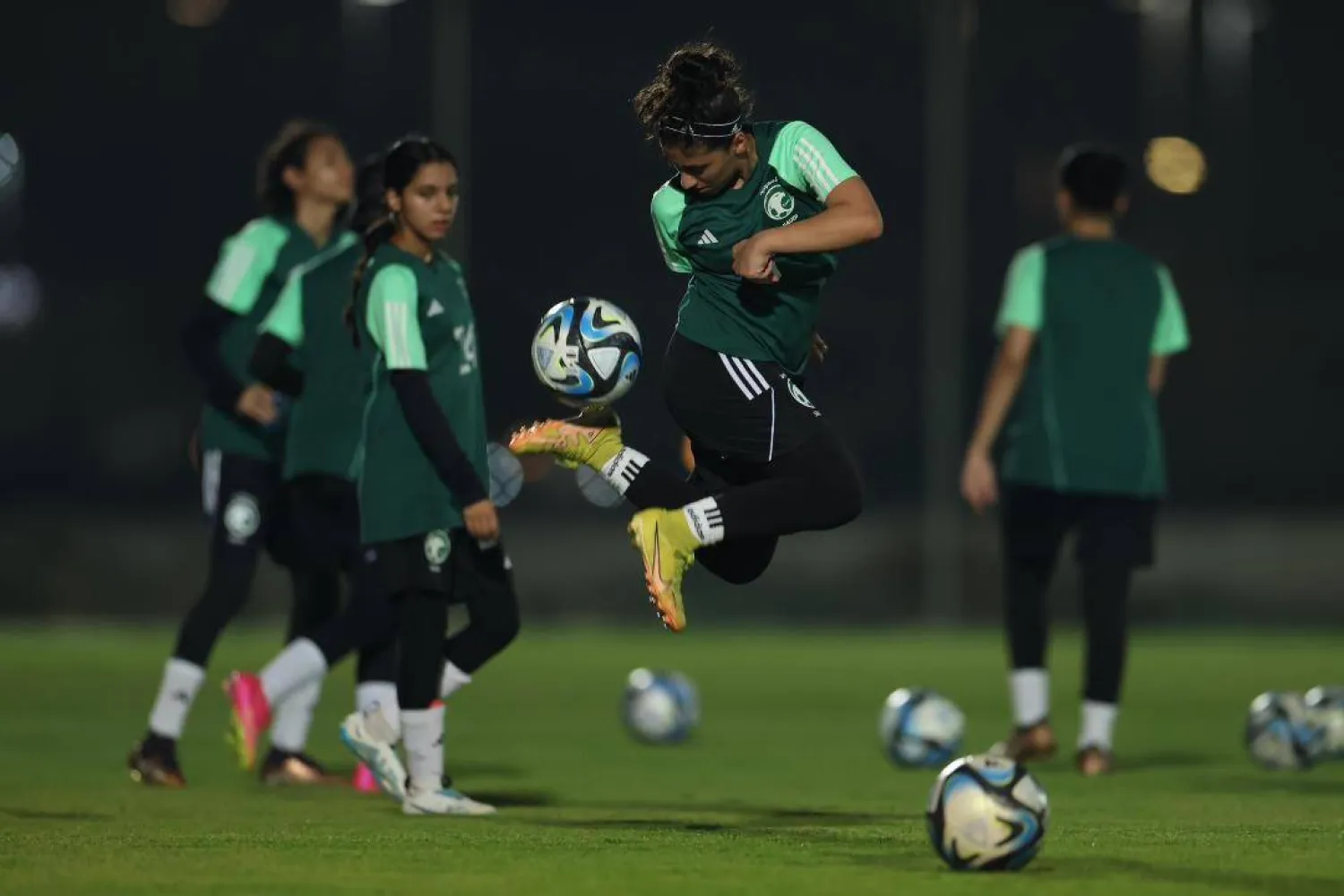 إحدى لاعبات الأخضر تستعرض مهاراتها بالكرة (الشرق الأوسط)