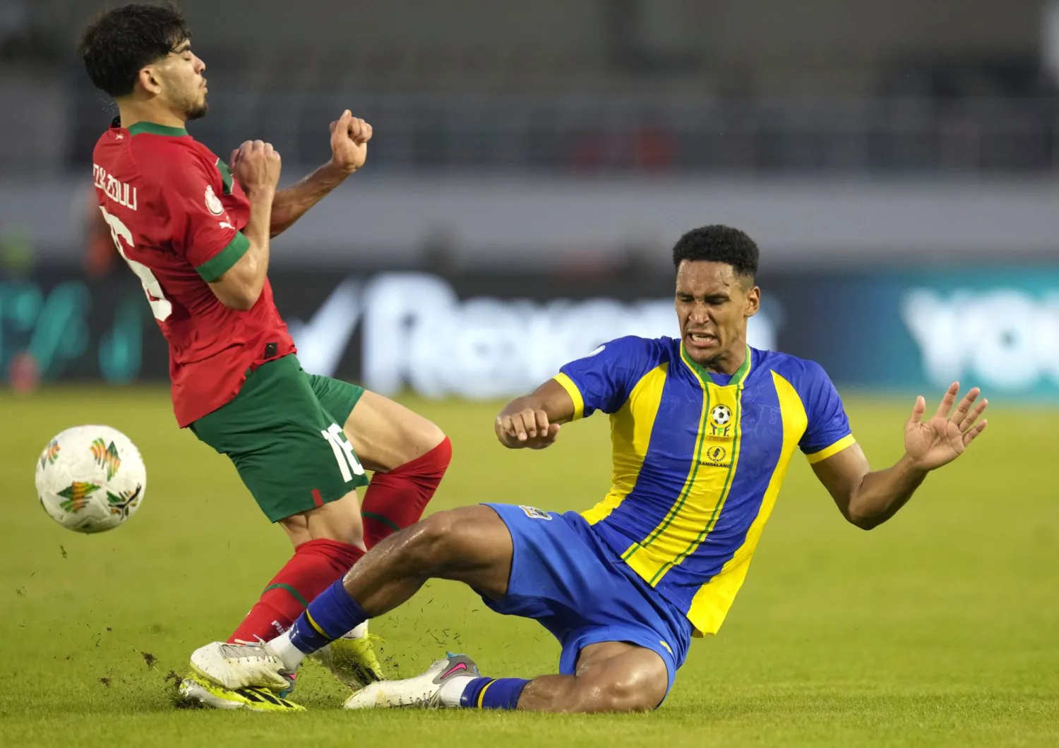 المغرب الزلزولي يتعرض للمخاشنه من مونغا حاجي لاعب تنزانيا (أ.ب)