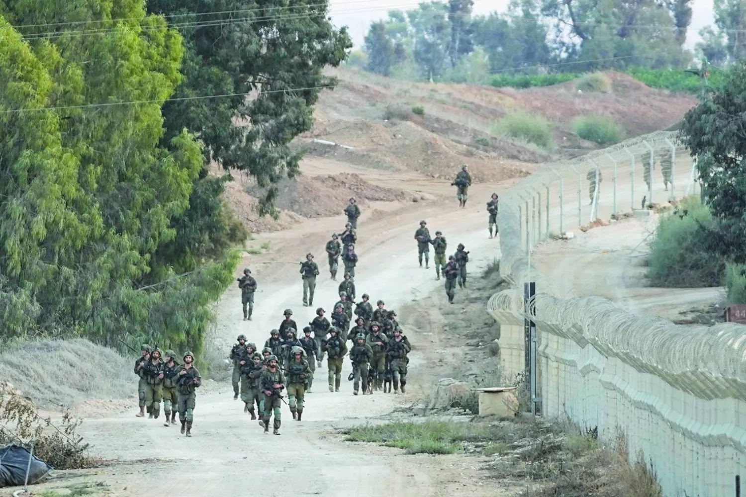 جنود إسرائيليون خلال تمشيط محيط مستوطنة «بييري» في غلاف غزة (أ.ب)