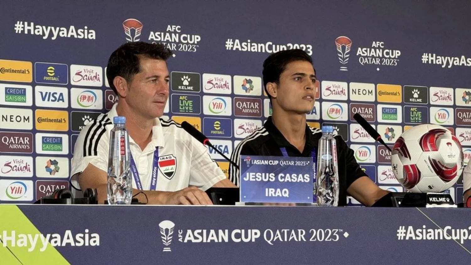 كاسياس مدرب العراق وإبراهيم بايش خلال المؤتمر الصحافي (الشرق الأوسط)