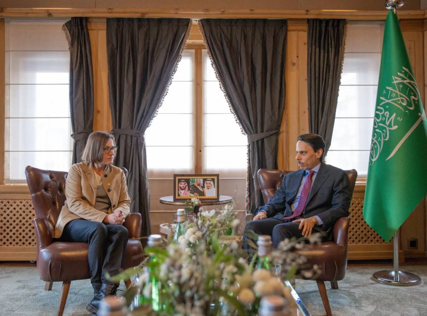 الأمير فيصل بن فرحان وزير الخارجية السعودي ورئيسة اللجنة الدولية للصليب الأحمر ميريانا سبولياريتش إيغر (واس)