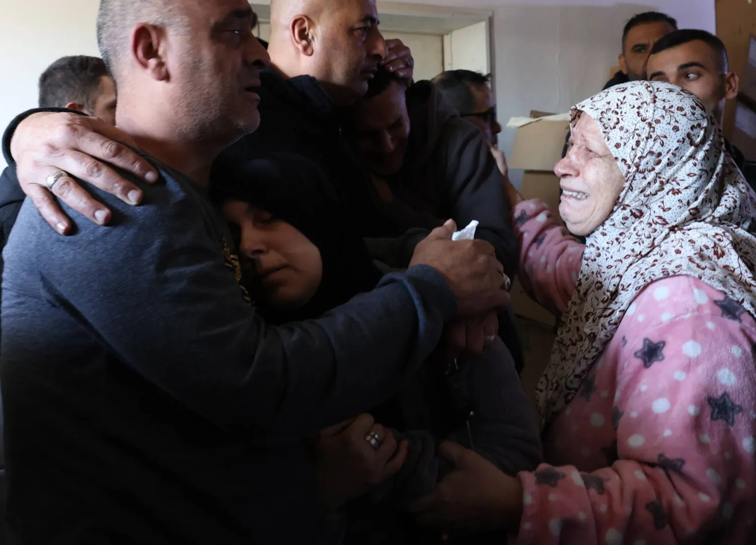 أهل الشاب محمد فيصل أبو عواد من داخل المستشفى في طولكرم (إ.ب.أ)