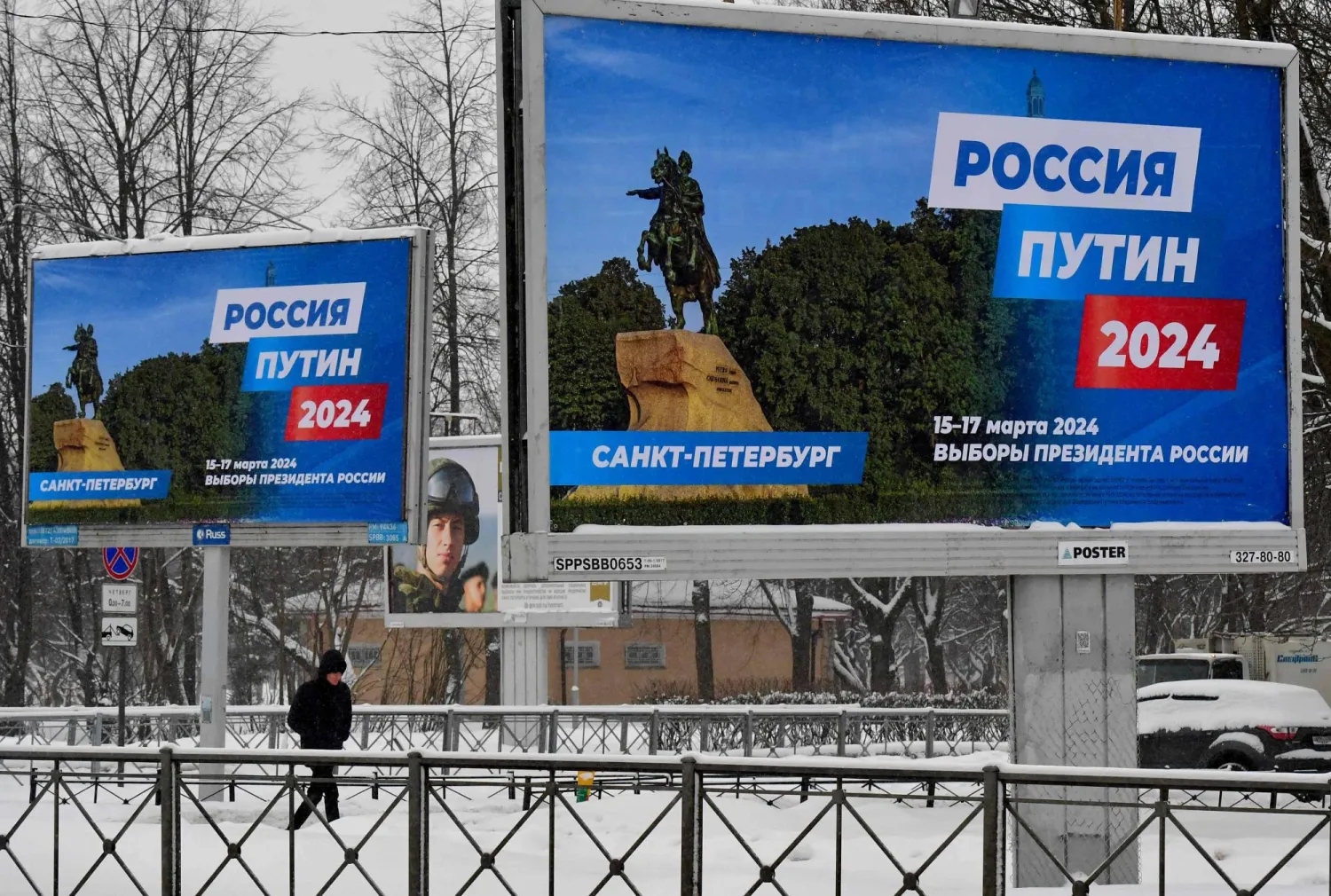 يافطة تروج للانتخابات في مارس المقبل في سان بطرسبورغ (إ.ب.أ)