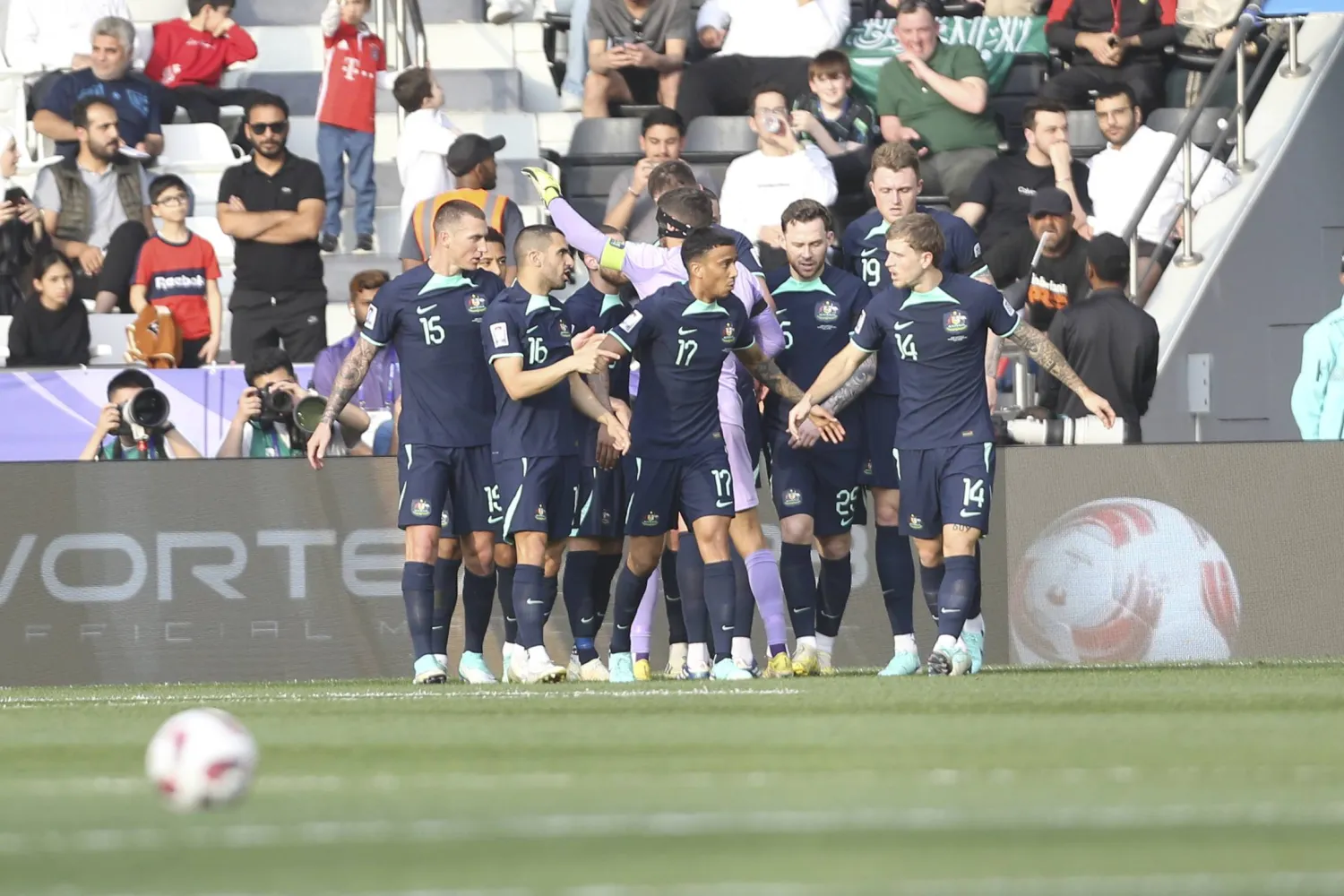 فرحة لاعبي أستراليا بالفوز الثمين على سوريا (أ.ب)