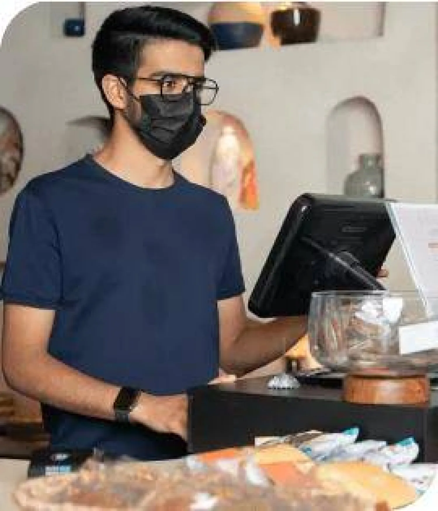 وظيفة الكاشير إحدى الوظائف المستهدفة في نظام العمل المرن (الشرق الأوسط)