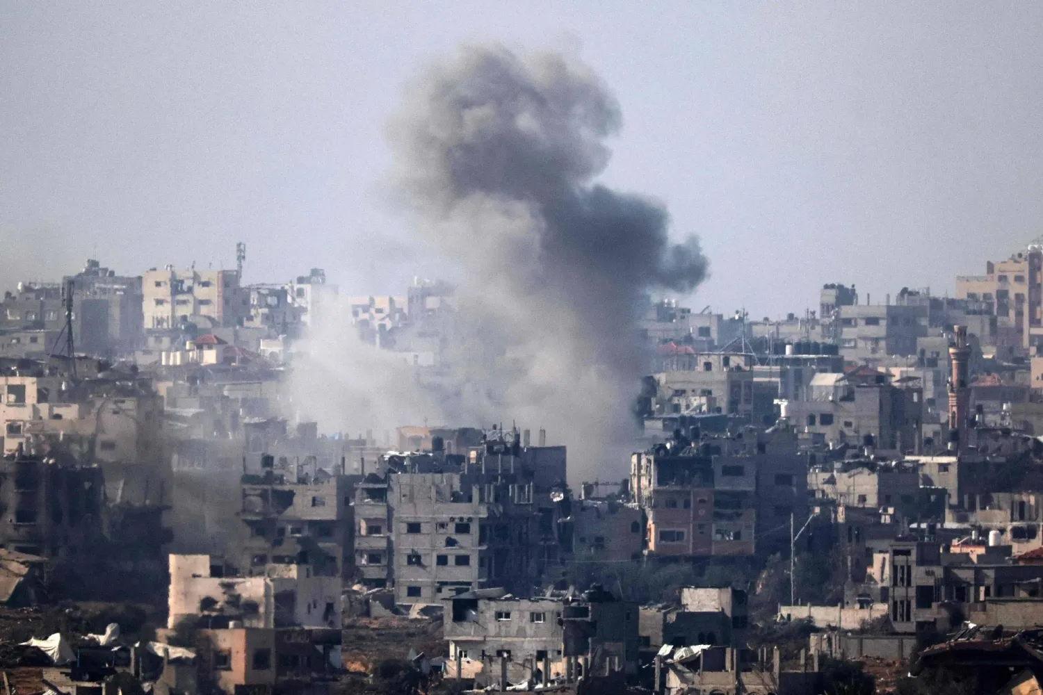 تصاعد أعمدة الدخان إثر القصف الإسرائيلي على قطاع غزة (أ.ف.ب)
