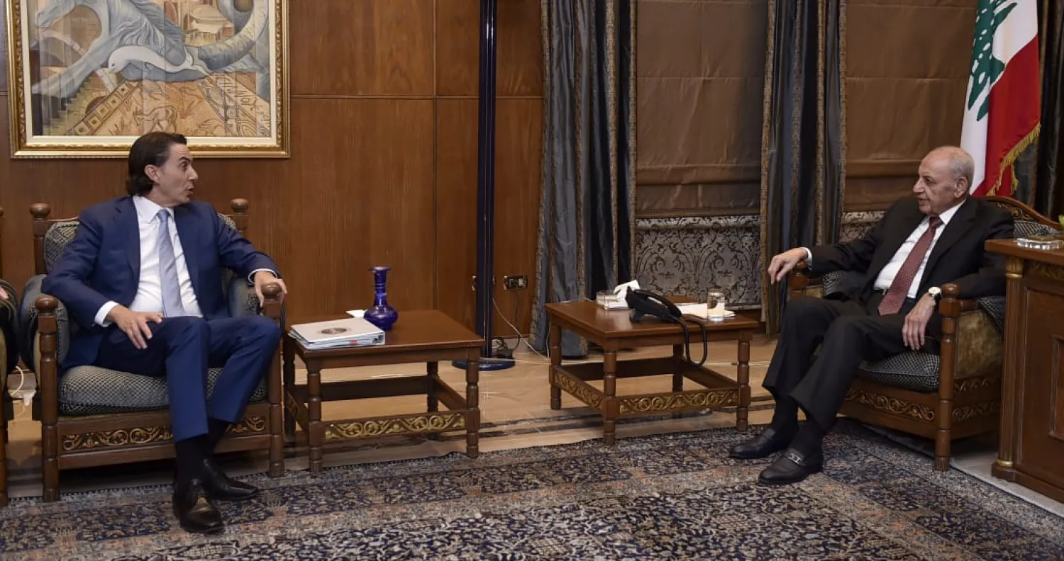 خلال اللقاء الذي جمع الوسيط الأميركي آموس هوكستين مع رئيس البرلمان اللبناني نبيه بري (الوكالة الوطنية)