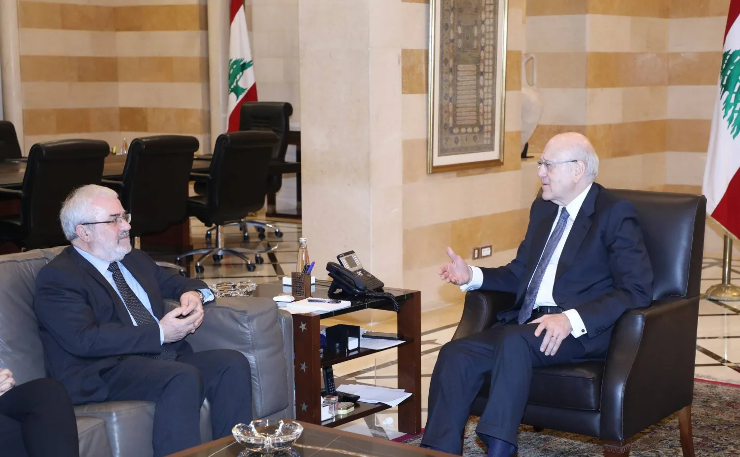 اللقاء الذي جمع رئيس حكومة تصريف الأعمال نجيب ميقاتي مع مدير جهاز المخابرات القبرصية تاسوس تزيونيس (موقع رئاسة الحكومة)