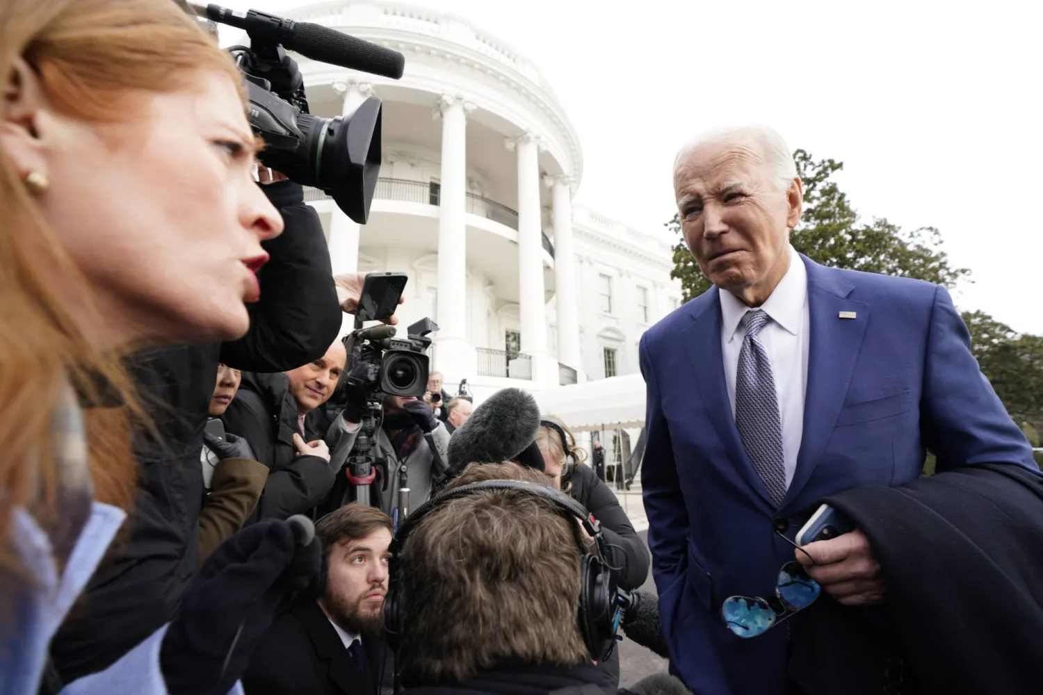 الرئيس الأميركي جو بايدن يتحدث إلى وسائل الإعلام في الحديقة الجنوبية للبيت الأبيض، في واشنطن، قبل المغادرة إلى ولاية نورث كارولينا، الخميس 18 يناير 2024 (أ.ب)