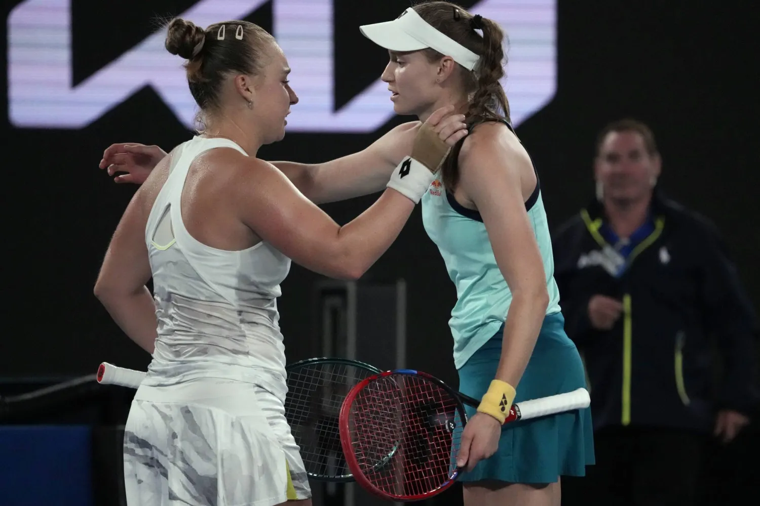 الروسية بلينكوفا (يسار) تواسي الكازخستانية ريباكينا (أ.ب)