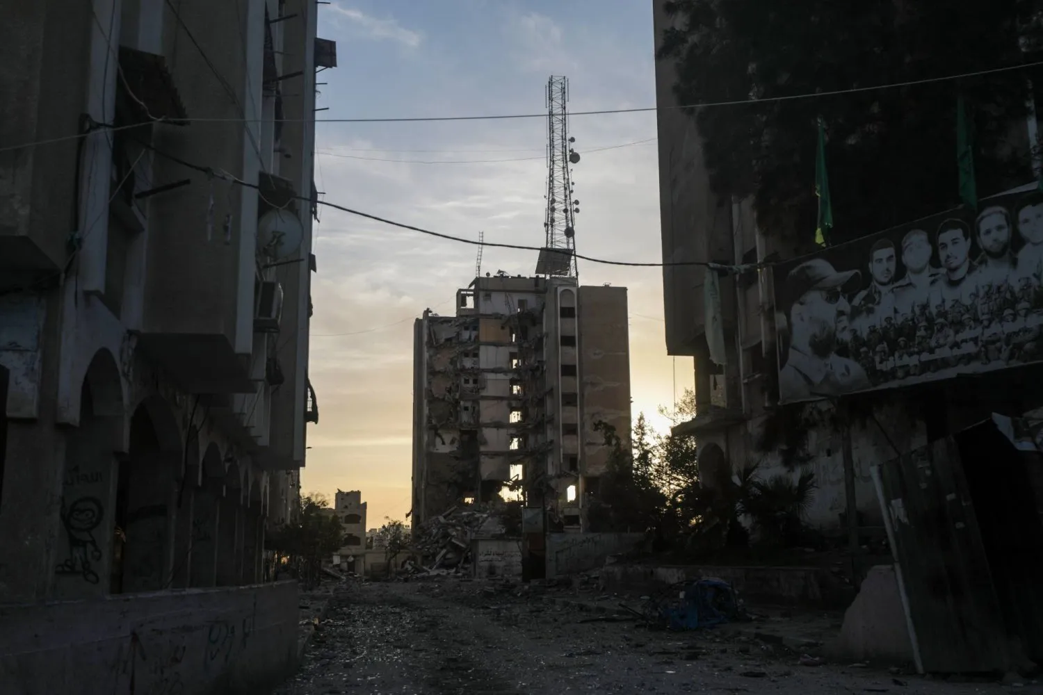 Gazze Şeridi'ndeki el-Nusayrat mülteci kampında İsrail hava saldırıları sonucu yıkılan bir yerleşim alanı, (EPA)